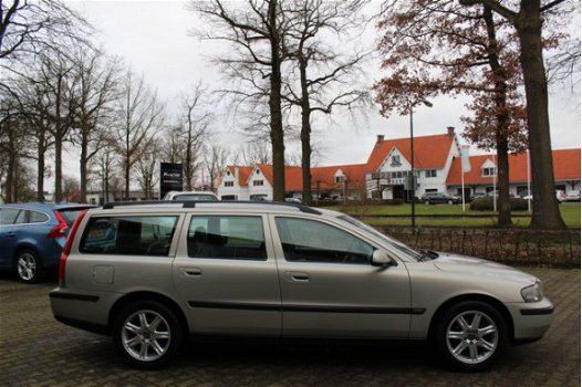 Volvo V70 - 2.4 Comfort Line *YOUNGTIMER* / LEDER / NAVI / AIRCO-ECC / CRUISE CTR. / TREKHAAK - 1