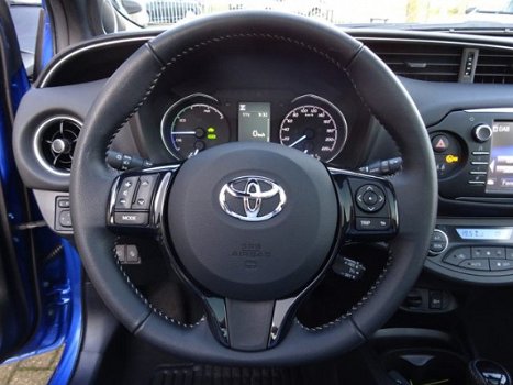 Toyota Yaris - 1.5 Hybrid Premium / Panoramadak / Keyless Entry / Navigatie / DAB / Parkeercamera / - 1