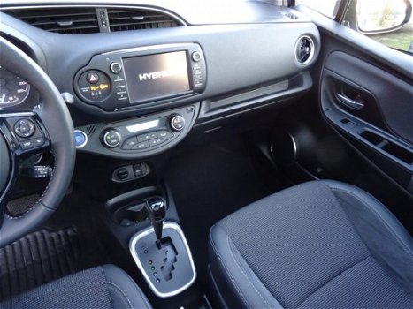 Toyota Yaris - 1.5 Hybrid Premium / Panoramadak / Keyless Entry / Navigatie / DAB / Parkeercamera / - 1