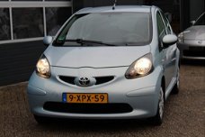 Toyota Aygo - 1.0-12V (68pk) 5-Drs/ Stuurbekr./ Airco/ C.V. Afstand/ Elek. ramen/ Radio-CD/ AUX/ Dee