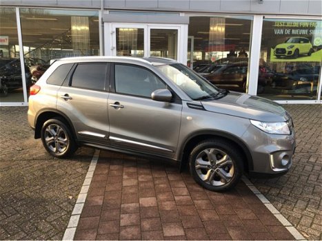 Suzuki Vitara - 1.6 Exclusive Navigatie, trekhaak, armsteun, achterspoiler, stootlijsten, 1e eigenaa - 1