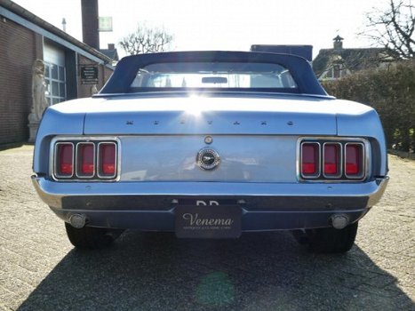 Ford Mustang Convertible - 1