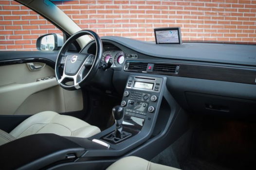 Volvo V70 - 2.0T Momentum, Navi, Trekhaak, PDC V+A - 1