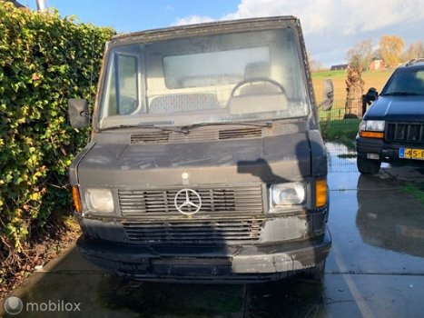 Mercedes-Benz 200-serie - 208 Oprijwagen. 41 jaar oud dus wegenbelasting vrij - 1