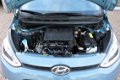 Hyundai i10 - 1.0i 66pk Blue Comfort + Tom Tom Rijklaar - 1 - Thumbnail