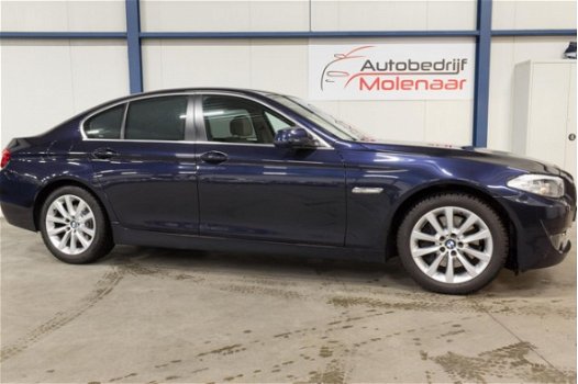 BMW 5-serie - 525d High Executive /NAVI/LEDER/PDC/CAMERA/ONDERHOUD - 1