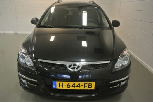 Hyundai i30 CW - I30cw Wagon 1.6 Comfort / Airco/ Trekhaak/ bj. 2010 - 1