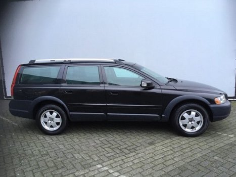 Volvo XC70 - 2.4 D5 automaat Momentum * leder / AWD / trekhaak / kliëntopdracht - 1