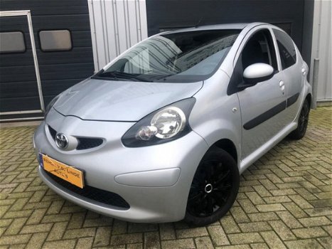 Toyota Aygo - 1.0-12V + NIEUWSTAAT/AIRCO/5-DEURS/DEALERONDERHOUDEN/2-SLEUTELS - 1