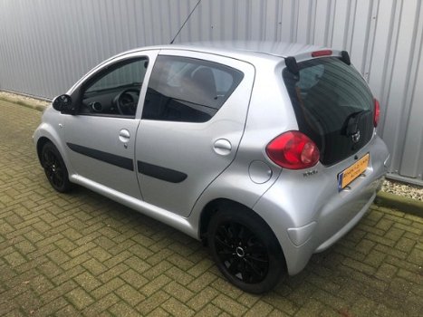 Toyota Aygo - 1.0-12V + NIEUWSTAAT/AIRCO/5-DEURS/DEALERONDERHOUDEN/2-SLEUTELS - 1