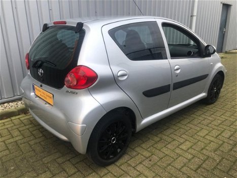 Toyota Aygo - 1.0-12V + NIEUWSTAAT/AIRCO/5-DEURS/DEALERONDERHOUDEN/2-SLEUTELS - 1