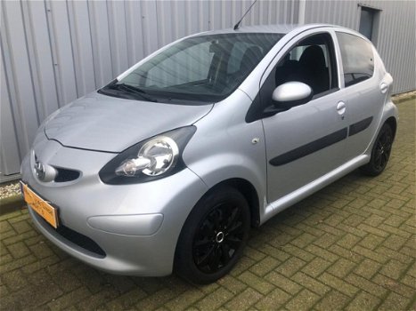 Toyota Aygo - 1.0-12V + NIEUWSTAAT/AIRCO/5-DEURS/DEALERONDERHOUDEN/2-SLEUTELS - 1