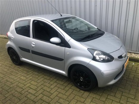 Toyota Aygo - 1.0-12V + NIEUWSTAAT/AIRCO/5-DEURS/DEALERONDERHOUDEN/2-SLEUTELS - 1