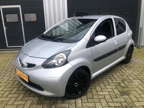 Toyota Aygo - 1.0-12V + NIEUWSTAAT/AIRCO/5-DEURS/DEALERONDERHOUDEN/2-SLEUTELS - 1