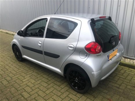 Toyota Aygo - 1.0-12V + NIEUWSTAAT/AIRCO/5-DEURS/DEALERONDERHOUDEN/2-SLEUTELS - 1