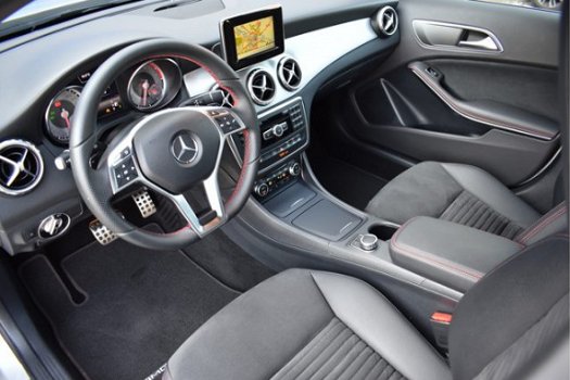 Mercedes-Benz GLA-Klasse - 200 AMG DCT7 Keyless Camera Distronic Navi Thermatic Dode Hoek Assist 19 - 1