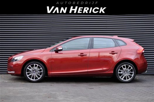 Volvo V40 - 2.0 D4 Momentum Business / Navi / Cruise / Nette staat - 1