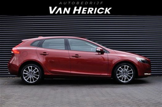 Volvo V40 - 2.0 D4 Momentum Business / Navi / Cruise / Nette staat - 1