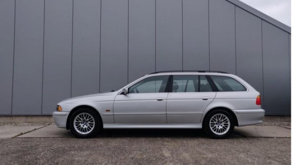 BMW 5-serie Touring - 520i Lifestyle Edition | Leer | Schuifdak | Automaat | Navigatie | APK & Beurt - 1