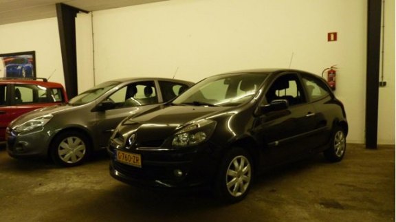 Renault Clio - 1.2-16V Authentique Van eerte eig.met Airco en Dealer onderhouden....Inruil Mogelijk - 1