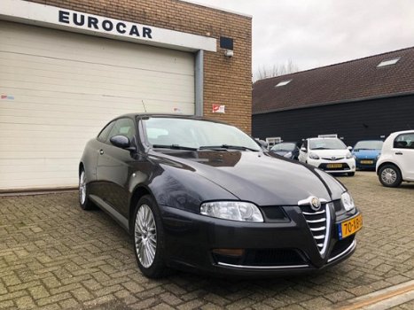 Alfa Romeo GT - 2.0 JTS Distinctive - 1