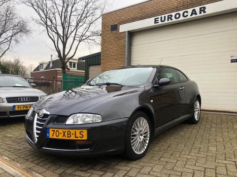 Alfa Romeo GT - 2.0 JTS Distinctive - 1