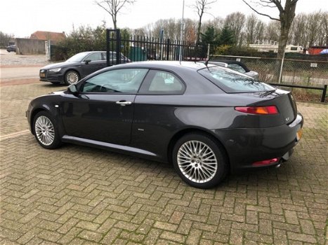 Alfa Romeo GT - 2.0 JTS Distinctive - 1