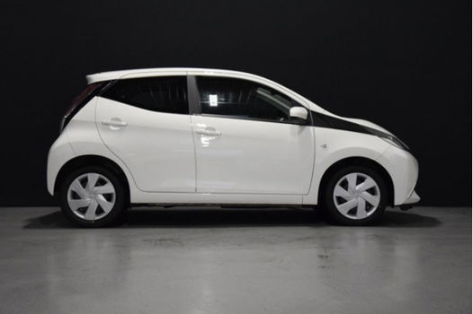 Toyota Aygo - 1.0 VVT-i x-play 5-DRS [NAVIGATIE, TELEFOON, ACHTERUITRIJCAMERA, AIRCO, ELEK. RAMEN, N - 1