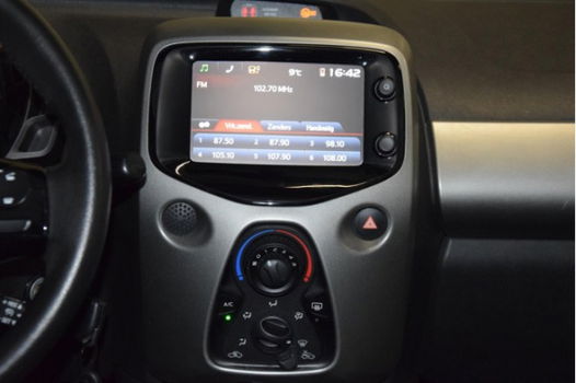 Toyota Aygo - 1.0 VVT-i x-play 5-DRS [NAVIGATIE, TELEFOON, ACHTERUITRIJCAMERA, AIRCO, ELEK. RAMEN, N - 1