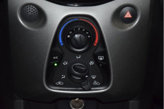 Toyota Aygo - 1.0 VVT-i x-play 5-DRS [NAVIGATIE, TELEFOON, ACHTERUITRIJCAMERA, AIRCO, ELEK. RAMEN, N - 1