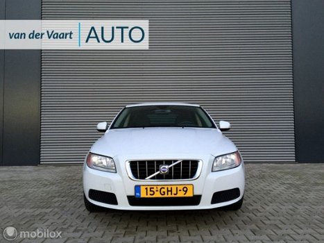 Volvo V70 - 2.0 Momentum Cruise / clima / stoelvewarming / Trekhaak - 1