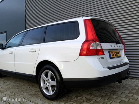 Volvo V70 - 2.0 Momentum Cruise / clima / stoelvewarming / Trekhaak - 1