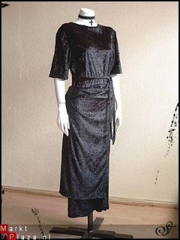 Mooie lange aparte zwart velourse jurk - 1