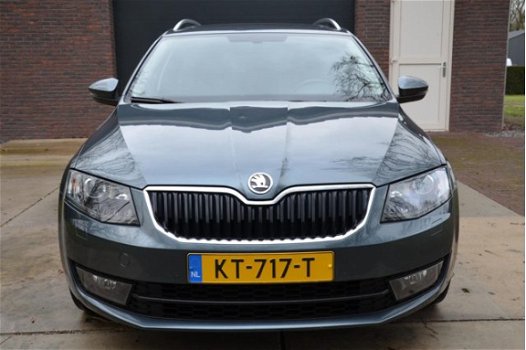 Skoda Octavia Combi - 1.6 TDI Greentech Style Business Automaat/Xenon/Pdc/Ecc/Navi/Panoramadak/Stoel - 1