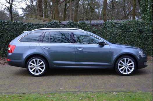 Skoda Octavia Combi - 1.6 TDI Greentech Style Business Automaat/Xenon/Pdc/Ecc/Navi/Panoramadak/Stoel - 1