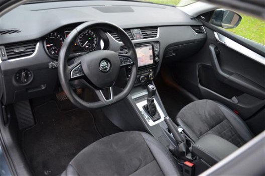 Skoda Octavia Combi - 1.6 TDI Greentech Style Business Automaat/Xenon/Pdc/Ecc/Navi/Panoramadak/Stoel - 1