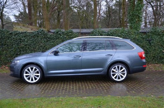 Skoda Octavia Combi - 1.6 TDI Greentech Style Business Automaat/Xenon/Pdc/Ecc/Navi/Panoramadak/Stoel - 1