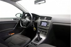 Volkswagen Golf - 1.6 TDI Comfortline BlueMotion 6-bak Navigatie Parkeersensoren Climate Control