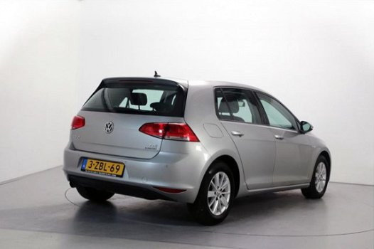 Volkswagen Golf - 1.6 TDI Comfortline BlueMotion 6-bak Navigatie Parkeersensoren Climate Control - 1