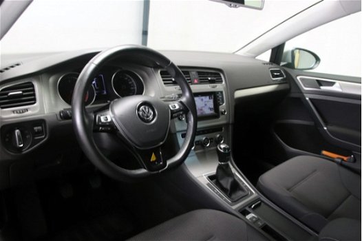 Volkswagen Golf - 1.6 TDI Comfortline BlueMotion 6-bak Navigatie Parkeersensoren Climate Control - 1