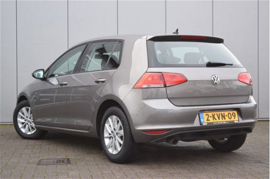 Volkswagen Golf - 1.6 TDI Highline PDC Adaptief Cruise Stoelverw Trekh. Navi Automaat - 1