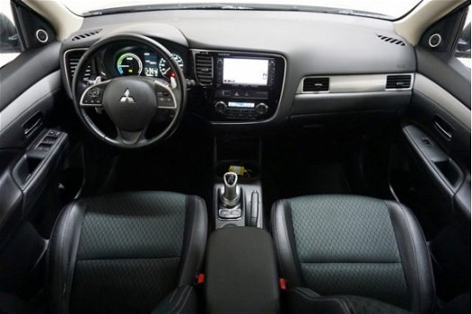 Mitsubishi Outlander - 2.0 PHEV Executive Edition X-Line Automaat, Xenon verlichting, Cruise control - 1