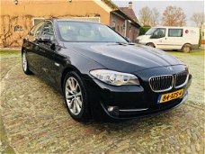 BMW 5-serie - 520i High Executive -LEER-NAVIGATIE-PDC-XENON-SCHUIFDAK