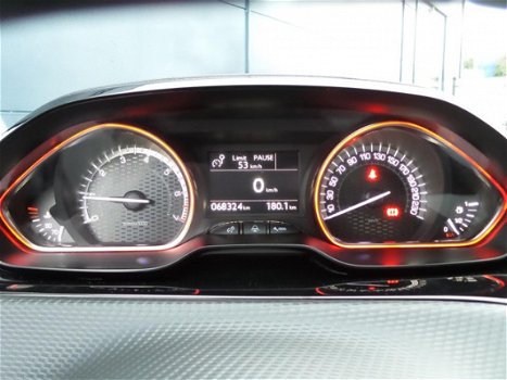 Peugeot 2008 - 1.2 130pk 6-bak GT-Line Navigatie en Climate en Stoere Uitvoering - 1