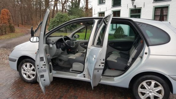 Renault Scénic - 1.9 dTi Dynamique apk-15-06-2020-zeer luxe uitvoering-trekhaak-opruiming-€599,= - 1