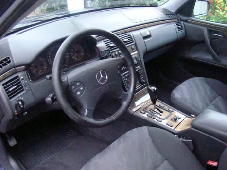 Mercedes-Benz E-klasse Combi - 320 Avantgarde Select 4-Matic - 1