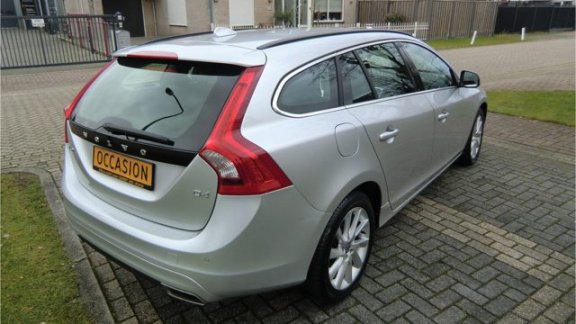 Volvo V60 - 2.0 D4 181PK Summum Euro 6 Adapt. Cruise Blis Leder Navi Pdc V+A 17'' Lmv enz. GEEN AFLE - 1