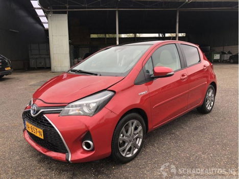 Toyota Yaris - 1.5 88pk hybride aut dynamic - pano - leer - clima - adaptive cruise - cam. - line as - 1