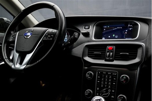 Volvo V40 - 1.6 D2 Momentum (NAVIGATIE, CRUISE, KEYLESS, CAMERA, DIGITAL COCKPIT, PDC, TELEFOON, LM - 1