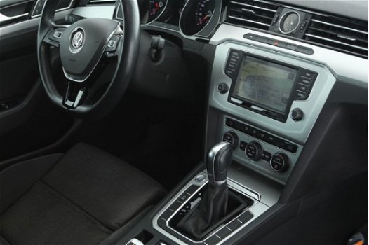 Volkswagen Passat Variant - 1.6 TDI Connected Series Automaat | NAVI | LED | Sportstoelen | Trekhaak - 1